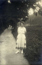 [Photographie de Gabrielle Hourte à la campagne sur un bord de chemin dans les années 1910]