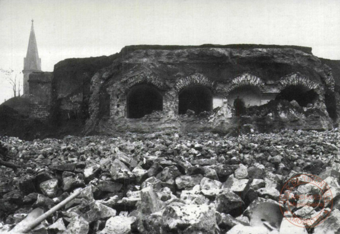 Le démantèlement des fortifications de Thionville 1902-1903. La démolition des fortifications derrière le temple protestant 1903.