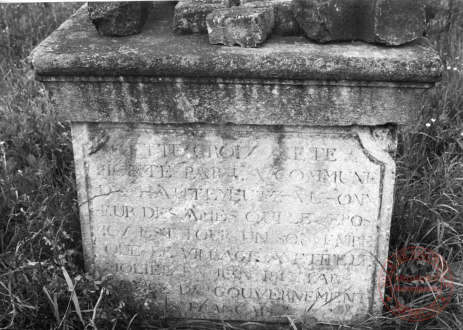 Ancien calvaire situé à Haute-Yutz (bordure droite de la route menant à Illange), il ne reste que le socle et quelques morceaux de croix posés dessus. Epitaphe en souvenir de la commune détruite en juin 1813