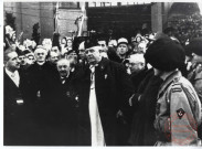 Fête de la Libération : les membres de l'assemblée consultative et les personnalités religieuses sortant de l'hôtel de ville (à gauche Léonard,maire de Thionville, Mgr Heintz, Desvignes, le R.P. Carrière)