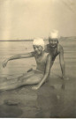 [Photographie de jeunes filles à la plage avec leurs bonnets de bain]