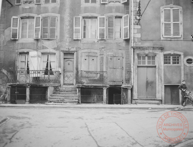 [Immeubles annexes de l'ancien Hospice Sainte-Madeleine peu avant leur démolition en 1962 : façade des maisons de la rue de Paris (face arrière), façade des maisons de la rue de la Poterne]