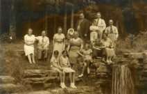 [Photographie d'un groupe d'individus dans la nature devant une source dans les années 1930]