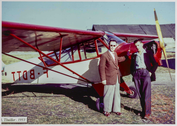 [Monsieur Thuillier et un pilote devant un avion sur un aérodrome]