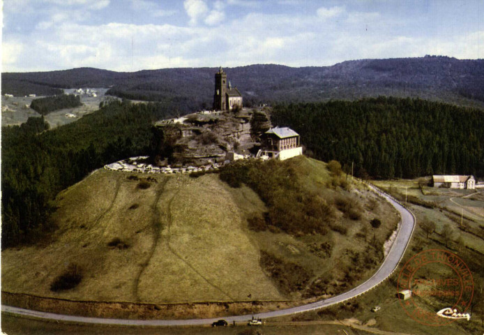 Dabo (Moselle) - Vue aérienne - Rocher Saint-Léon (alt. 664m.) - Au fond La Hoube