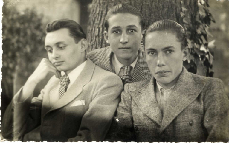 [Photographie d'un trio de chanteurs en septembre 1936]