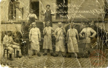 [Vue de cuisiniers militaires allemands, posant devant un chariot en tenue blanche avec leurs ustensiles de cuisine dans les années 1913]