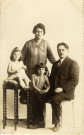 [Photographie de Léon Martha et son épouse Yvonne née Hourte et ses deux filles]