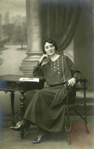 Portrait d'une femme assise à un bureau