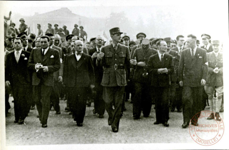 Le cortège du général de GAULLE acclamé place de la Concorde