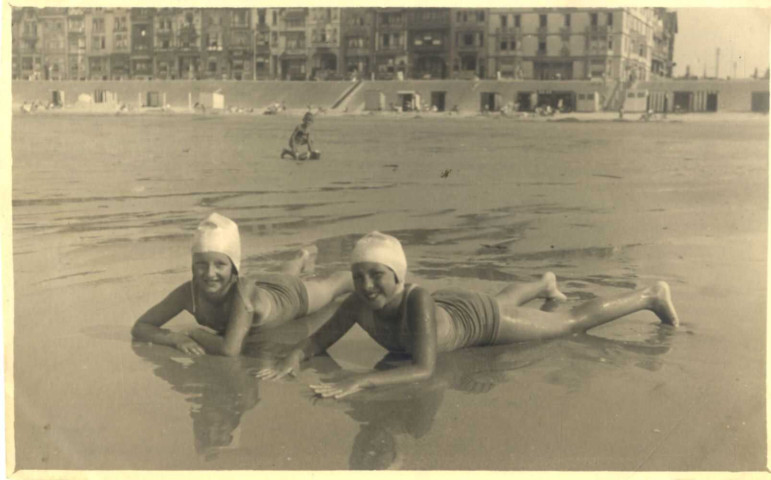 [Photographie de jeunes filles à la plage en bonnet de bain]