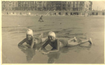 [Photographie de jeunes filles à la plage en bonnet de bain]
