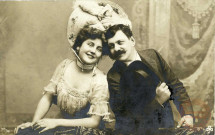 [Portrait d'un couple amoureux, femme style victorienne et homme en costume tenant un chapeau]