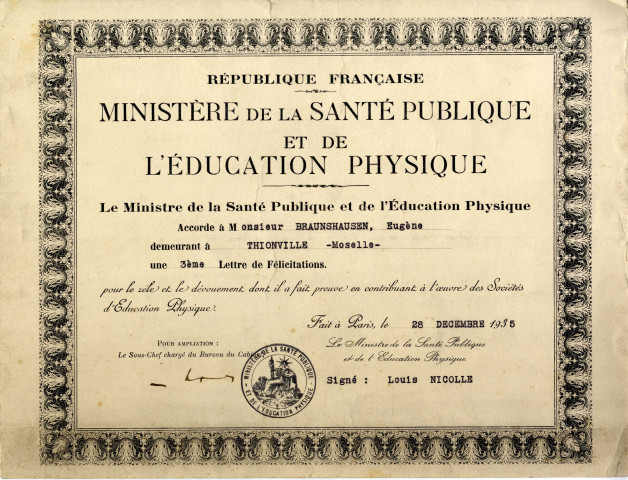 Diplôme du Ministère de la Santé Publique et de l'Éducation Physique décerné, le 28 décembre 1935, à Monsieur Braunshausen Eugène pour le zèle et le dévouement dont il a fait preuve en contribuant à l'oeuvre des Sociétés d'Éducation Physique