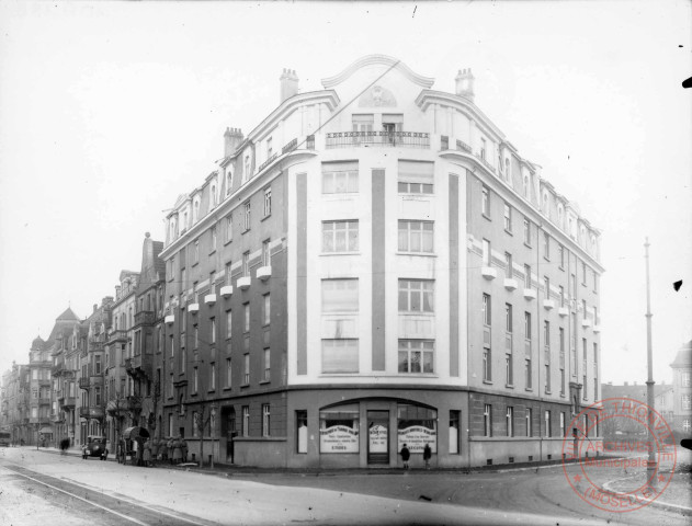 Immeuble angle avenue Albert 1er et square du lycée