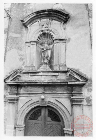 Statue de Saint-Rémy située dans la niche au-dessus de la porte d'entrée de l'église paroissiale Saint-Rémy de Puttelange-lès-Thionville