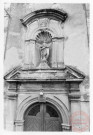 Statue de Saint-Rémy située dans la niche au-dessus de la porte d'entrée de l'église paroissiale Saint-Rémy de Puttelange-lès-Thionville