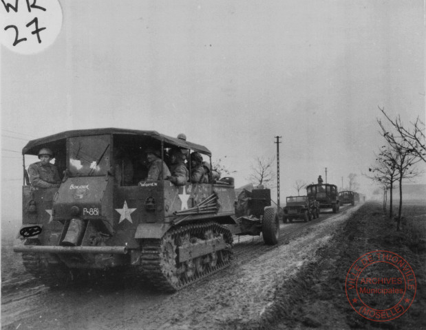 Le 773e groupe d'artillerie de campagne vient renforcer la tête de pont à l'est de la Moselle, près de Cattenom, en novembre 1944