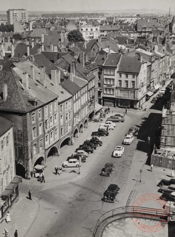 [Vue en hauteur de la place du Marché prise depuis le Beffroi]