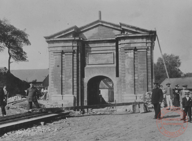 [Démolition des fortifications autour de la porte de Sarrelouis vers 1903]