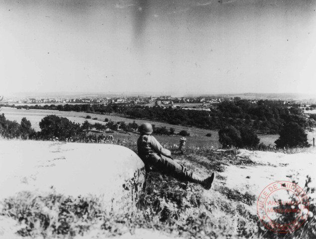 Sur les hauteurs de Guentrange, un soldat américain observe les tirs d'artillerie de la 90e DI