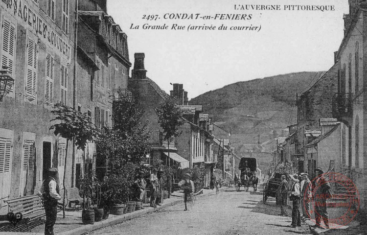 Cartes d'Autrefois (1890-1920) - France pittoresque - L'Auvergne pittoresque - Condat-en-Feniers - La Grande Rue (arrivée du courrier)