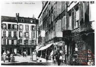 Thionville - Place au Bois [de gauche à droite, librairie Pierron, bar de l'Univers (Pegoraro), librairie Michel]