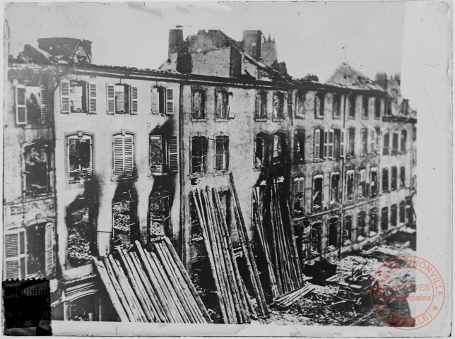 [Rue de l'Hôpital après les bombardements de 1870]