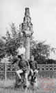 3 jeunes garçons (familles Nagel et Schmitt) posent sur le bildstock situé 82 rue des Eglantines à Puttelange-lès-Thionville. Vestige d'une croix monumentale, de 1813