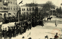 [Défilé des troupes françaises le 22 novembre 1918, passage de l'avion place de la République]