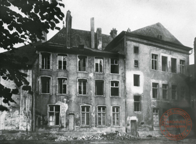 Façade, côté quai Marchal, de l'hôtel des Créhange-Pittange (actuelle annexe de l'Hôtel de Ville) après les bombardements en 1944