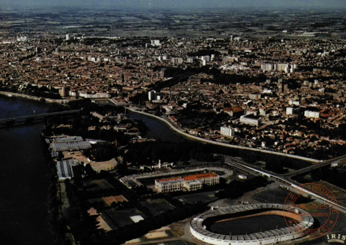 Toulouse.Vue du Ciel / Le Stadium, la Piscine et la Ville.