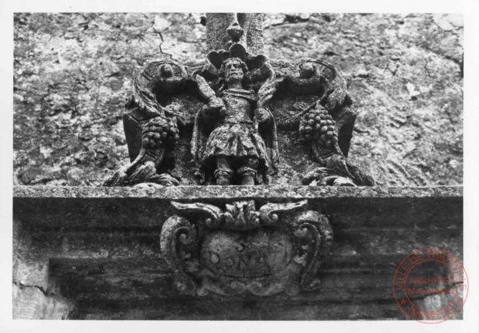 Bildstock situé rue Principale à Puttelange-lès-Thionville, à côté de l'école. Statues de Saint-Donat, Saint-Ferré, Saint-Quirin et Saint-Firmin. Partie haute de 1744 et partie basse (Christ au tombeau) du XVIe