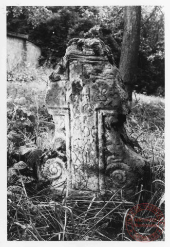 Pierre tombale située à proximité de la chapelle Saint-Willibrord de Halling (commune de Puttelange-lès-Thionville)