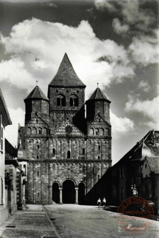 Marmoutier (Alsace) : Eglise Abbatiale (XIIes) : Marmoutier (Moutier de St-Maur) (Maurmunter) : La façade avec ses trois tours et la partie adjacente sont les restes de l'Eglise romane construite au commencement du XIIe s. : Les nefs gothiques sont du XIIIe s., le Choeur dmu XVIIIe s. : L'Eglise Abbatiale réunit dans une parfaite harmonie ses parties construites dans les trois grands styles