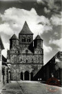 Marmoutier (Alsace) : Eglise Abbatiale (XIIes) : Marmoutier (Moutier de St-Maur) (Maurmunter) : La façade avec ses trois tours et la partie adjacente sont les restes de l'Eglise romane construite au commencement du XIIe s. : Les nefs gothiques sont du XIIIe s., le Choeur dmu XVIIIe s. : L'Eglise Abbatiale réunit dans une parfaite harmonie ses parties construites dans les trois grands styles