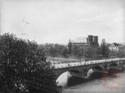 [L'entrée de la ville, pont , église Saint-Maximin, Beffroi et Hôtel de Ville]