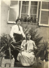 [Photographie d'Yvonne et Madeleine Hourte le 18 juillet 1914]