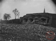 [Démolition des fortifications de Thionville, le temple protestant en fond]