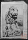 [Reproduction d'une photo du lion androphage gallo-romain, actuellement exposé au musée de la Tour aux Puces]