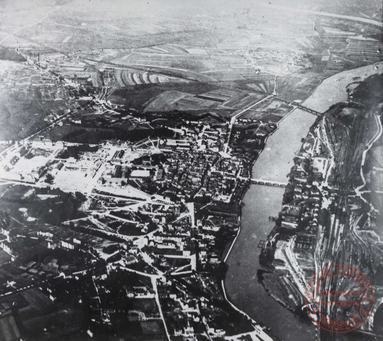 [Vue aérienne de Thionville prise depuis un Zeppelin]