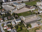 Vue aérienne de Thionville - Au premier plan l'école primaire "La Petite Saison", suivi du collège et lycée privés "Saint-Pierre Chanel"