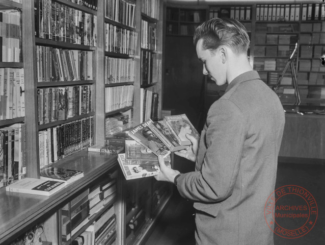 [Bibliothèque municipale, au rez-de-chaussée de la maison Collerey, rue des Clarisses]