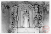Retable architecturé à niche situé dans l'oratoire de Haute-Parthe (commune de Boust), rue des Faisans. Il présente 3 statues : Sainte-Barbe, Ecce Homo et Notre-Dame du Luxembourg. Sculpté par Nicolas Greff