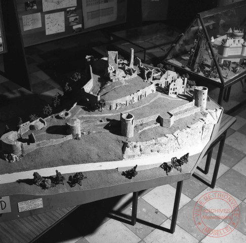 Exposition sur les fortifications à Thionville en 1970 par Georges Martig - Maquette du château de Bourscheid