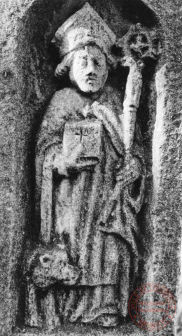 Bildstock de la mission du village de Helling, situé environ 300m à droite avant l'arrivé à la chapelle du Hackenberg. Niche gauche, un évêque, tient un livre où est incisée une croix, un animal à ses pieds.