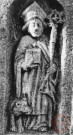 Bildstock de la mission du village de Helling, situé environ 300m à droite avant l'arrivé à la chapelle du Hackenberg. Niche gauche, un évêque, tient un livre où est incisée une croix, un animal à ses pieds.