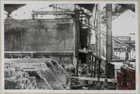 Vue de la batterie Koppers endommagée par la bombe du 11 novembre 1944. A remarquer les fissures des chambres de combustion et des piédroits des régénérateurs, le tout pendant la démolition