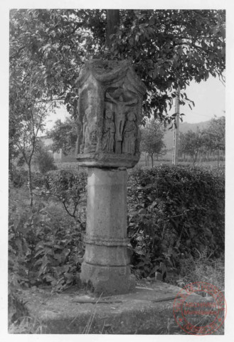 Bildstock situé à l'angle de la rue des Lilas et de la rue du Moulin à Elzange. L'édicule comporte quatre niches en gothique flamboyant recouvertes d'une toiture à double bâtière, la crucifixion, Saint-Pierre, Sainte-Barbe et Sainte-Catherine