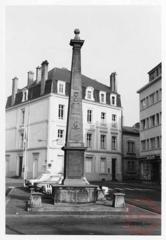 Place Claude Arnoult - Thionville - Au centre l'Autel de la Patrie - Thionville